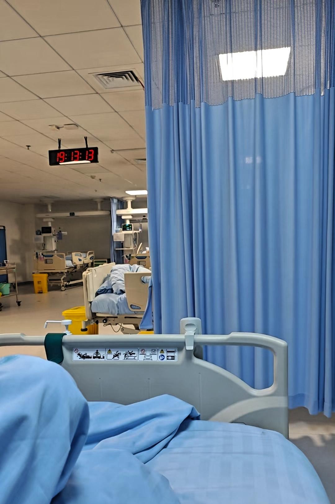 西安大雁路那儿，真出了件让人心里揪得慌的事！一个大姐出门买东西，走着走着“咚”地