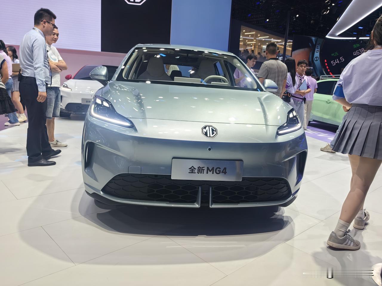 6.88万起售的全新MG4，纯电续航437kn和530km，入门版比较丐，虽然有