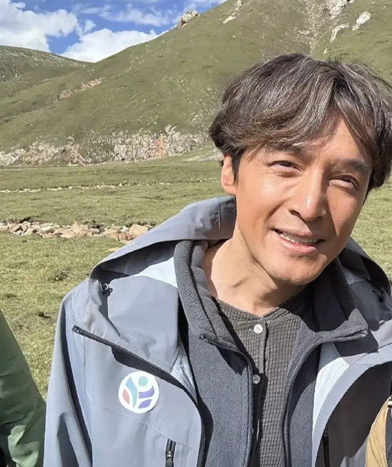 果然男人也有花期啊！胡歌和杨紫进组合作拍剧，结果被晒成这个样子了。胡歌好像自