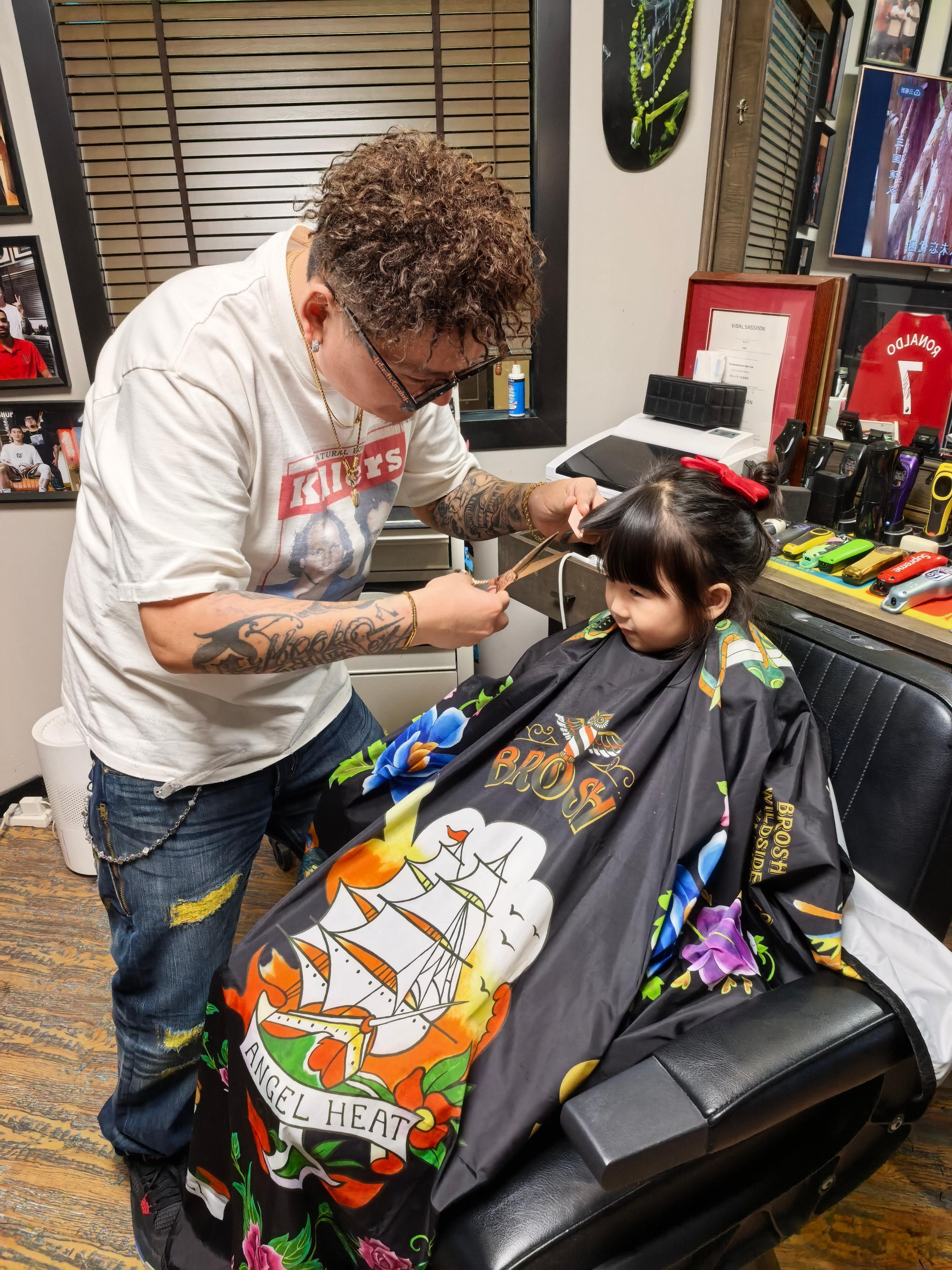 南山溜达溜达，有点圣诞氛围。走着我就和媳妇说漂亮小姐姐还得看咱们这边，又会穿又会