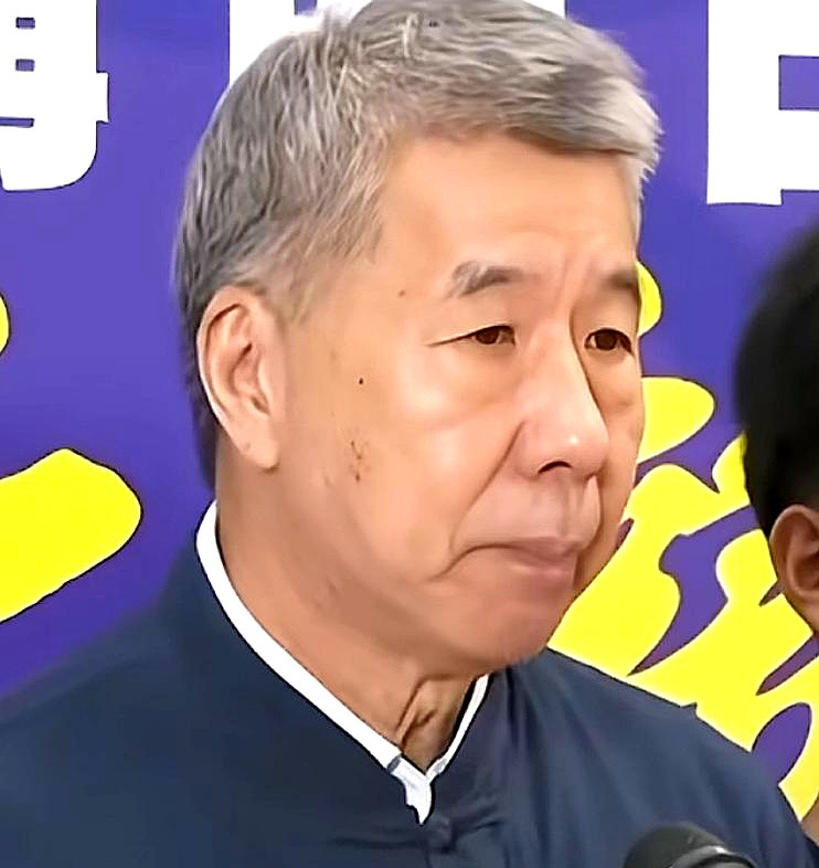 张亚中这事闹得，赵少康两副面孔确实让人看不懂。去年党主席选举，节目上公开喊话别