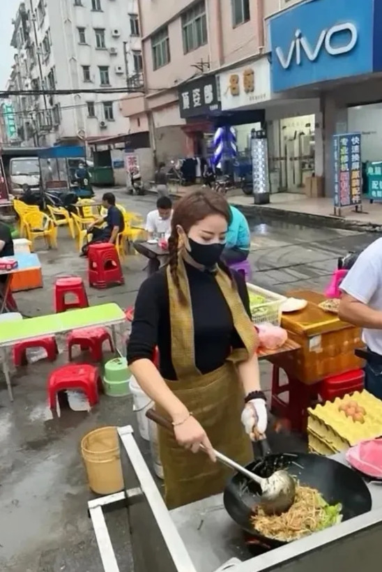 果然得不到的才会珍惜！东莞那个网红炒粉姐，口罩一摘，立刻就崩了！现在吃炒粉的