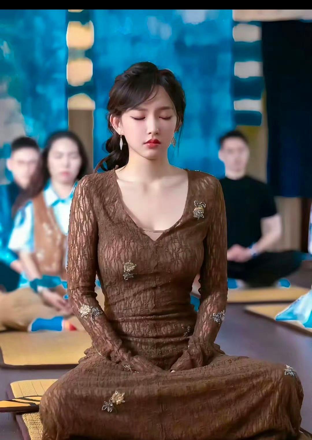 长的还行，属于能歌善舞的那种！说实话我总记不住她的名字还有代表作！反正她怎么