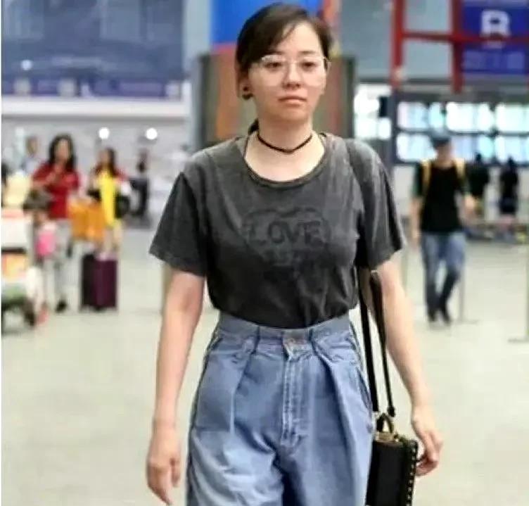 张靓颖机场生图颜值很普，身材也一般，看来妆造太重要，三分长相七分打扮，素颜朝天的