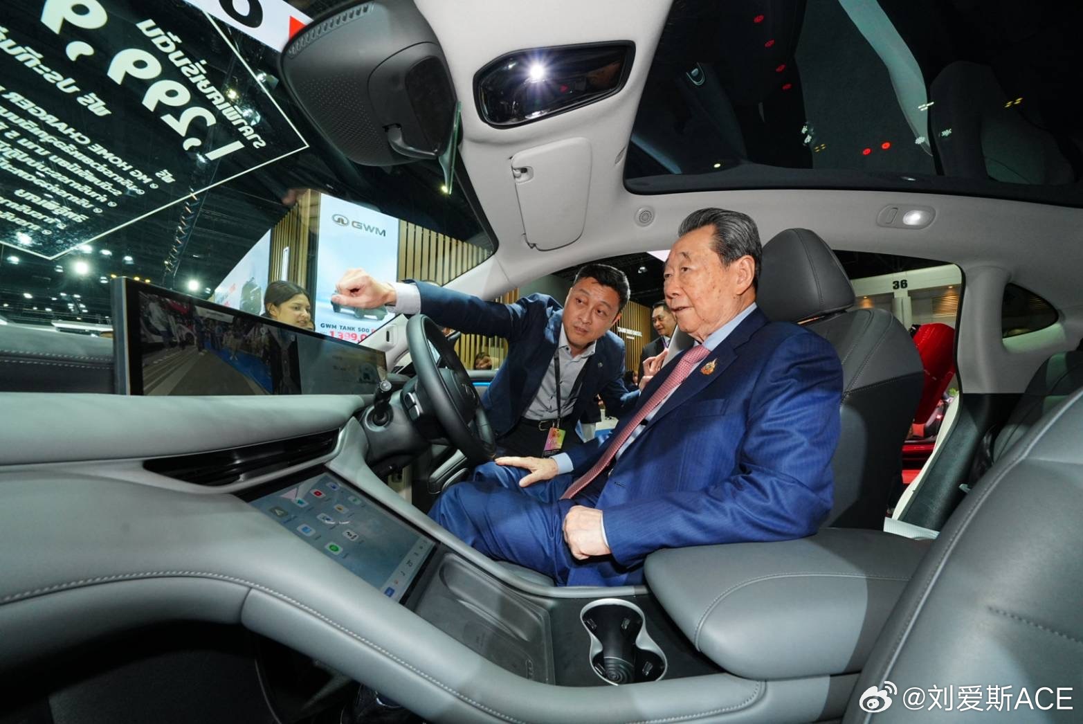 这是我距离亚洲首富最近的一次，在曼谷国际车展现场MG展台，正大集团资深董事长/亚