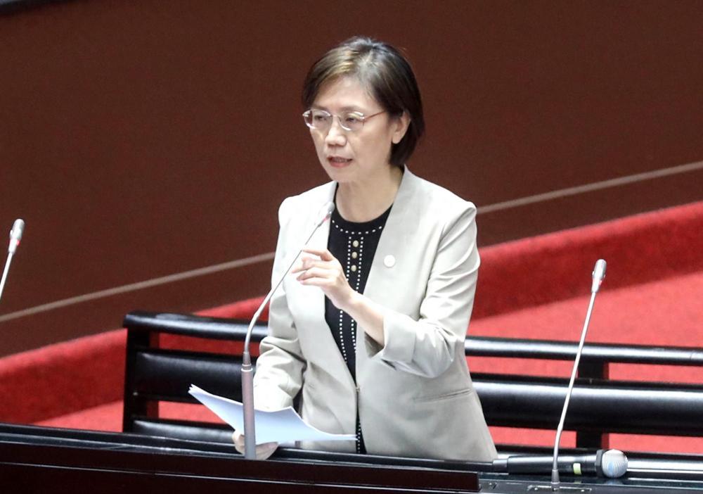 国民“立委”翁晓玲近日因删冻政务机要费而和赖清德办公室杠上，近期又传出原定率团窜