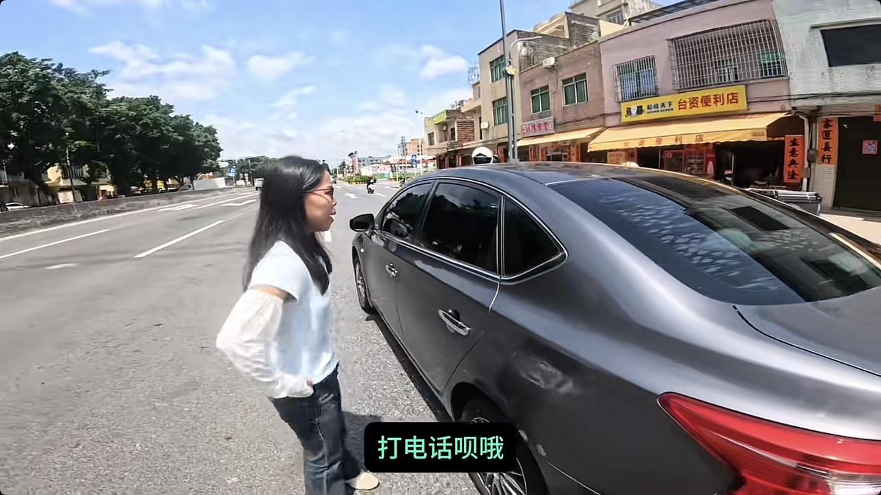 你们都欺负我…[捂脸哭]近日广东阳江，一女子驾车在道路上正常排队等红灯，结果她突
