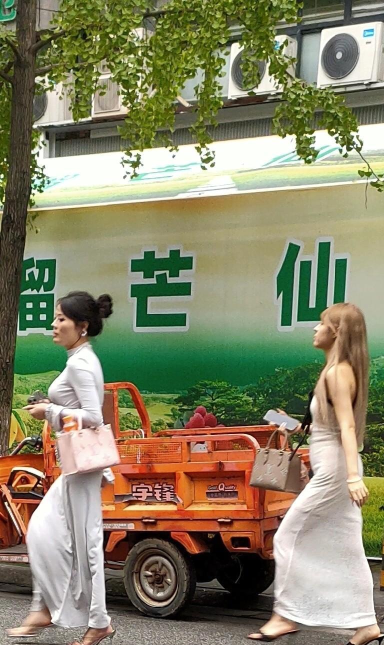 三个美女你喜欢哪个？快来看美女，大清早就看到美女了。看着挺漂亮的，但后绪大反转，