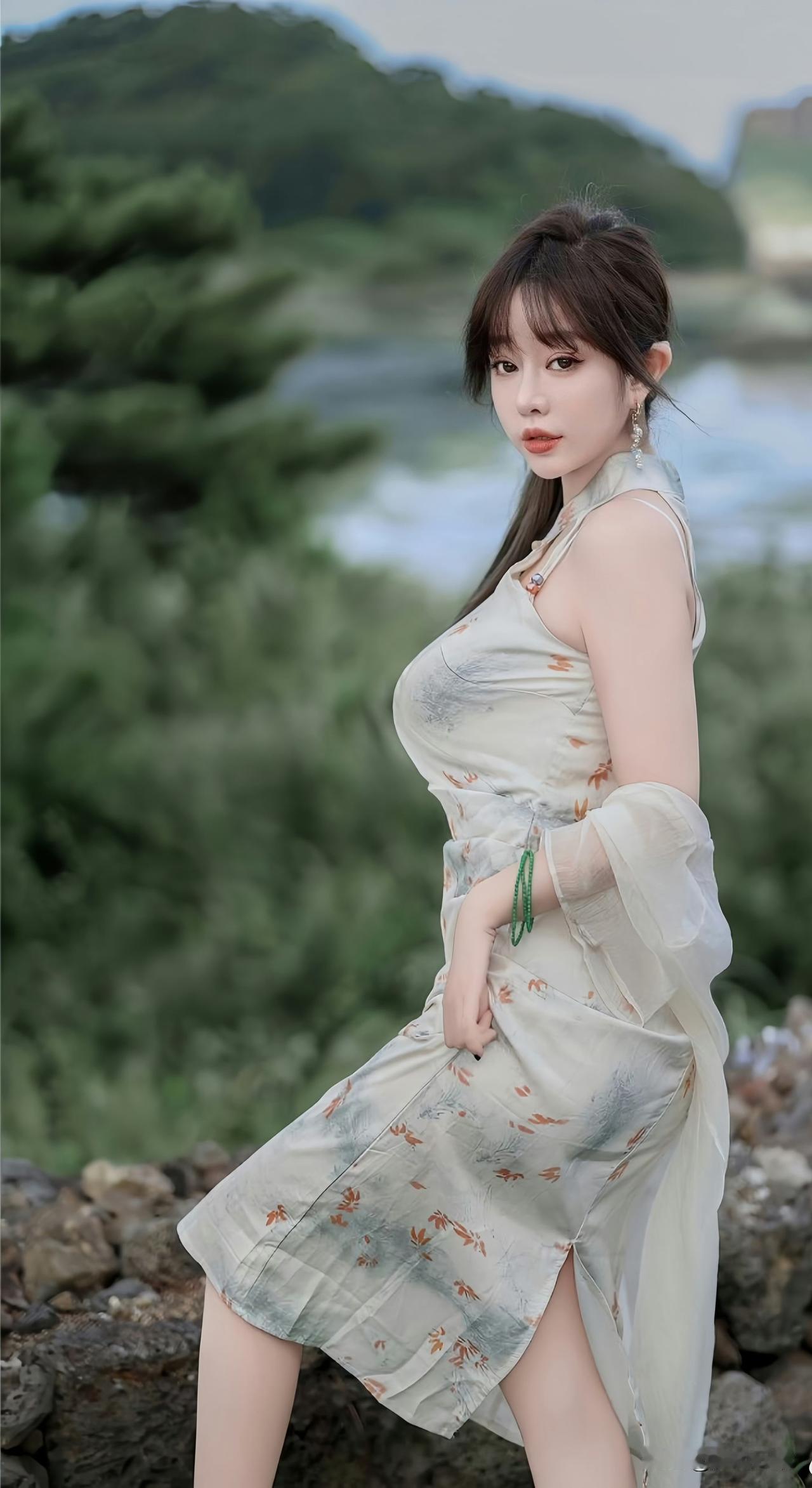 轻盈飘逸的连衣裙，搭配自然风光，尽显优雅与自然之美！