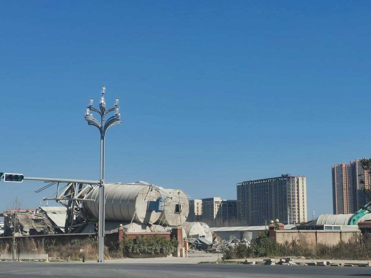巫家坝和美路上的这座仝泥土.绞拌站厂搬走了，近期正在进行拆除工作。这座商仝混泥土