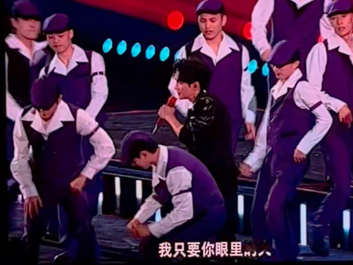 陈楚生演唱会《暗夜》首唱太撩人了。《暗夜》现场绝了！舞台上微醺的电子律动，配