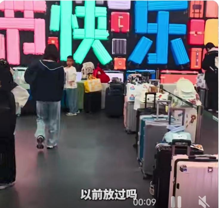 今年“五一节”，长沙五一广场地铁站又上演了震撼一幕！各色行李箱沿着墙根整整齐