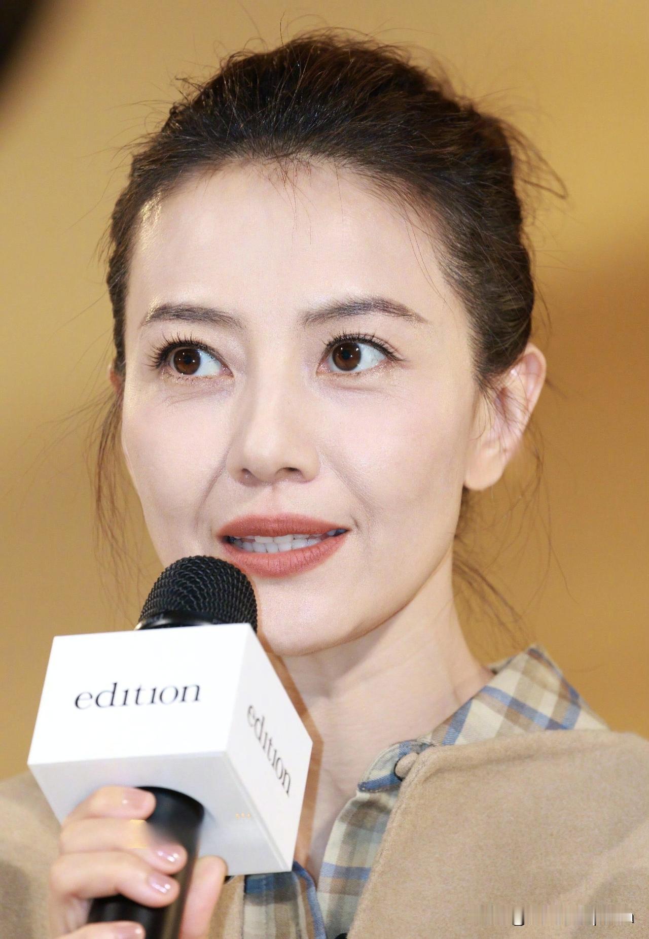 高圆圆这套驼色通勤装也太显气质了！生图状态能打，在广州太古汇人来人往的背景下依