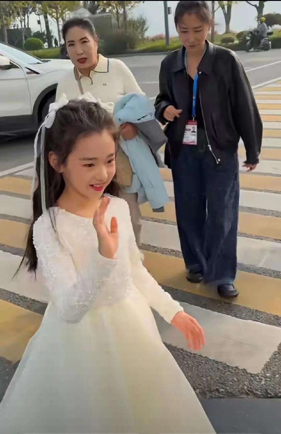 哇塞！看呐，小酒窝身着一袭纯净如雪的白色连衣裙，宛如从童话世界中走来的小公主，缓