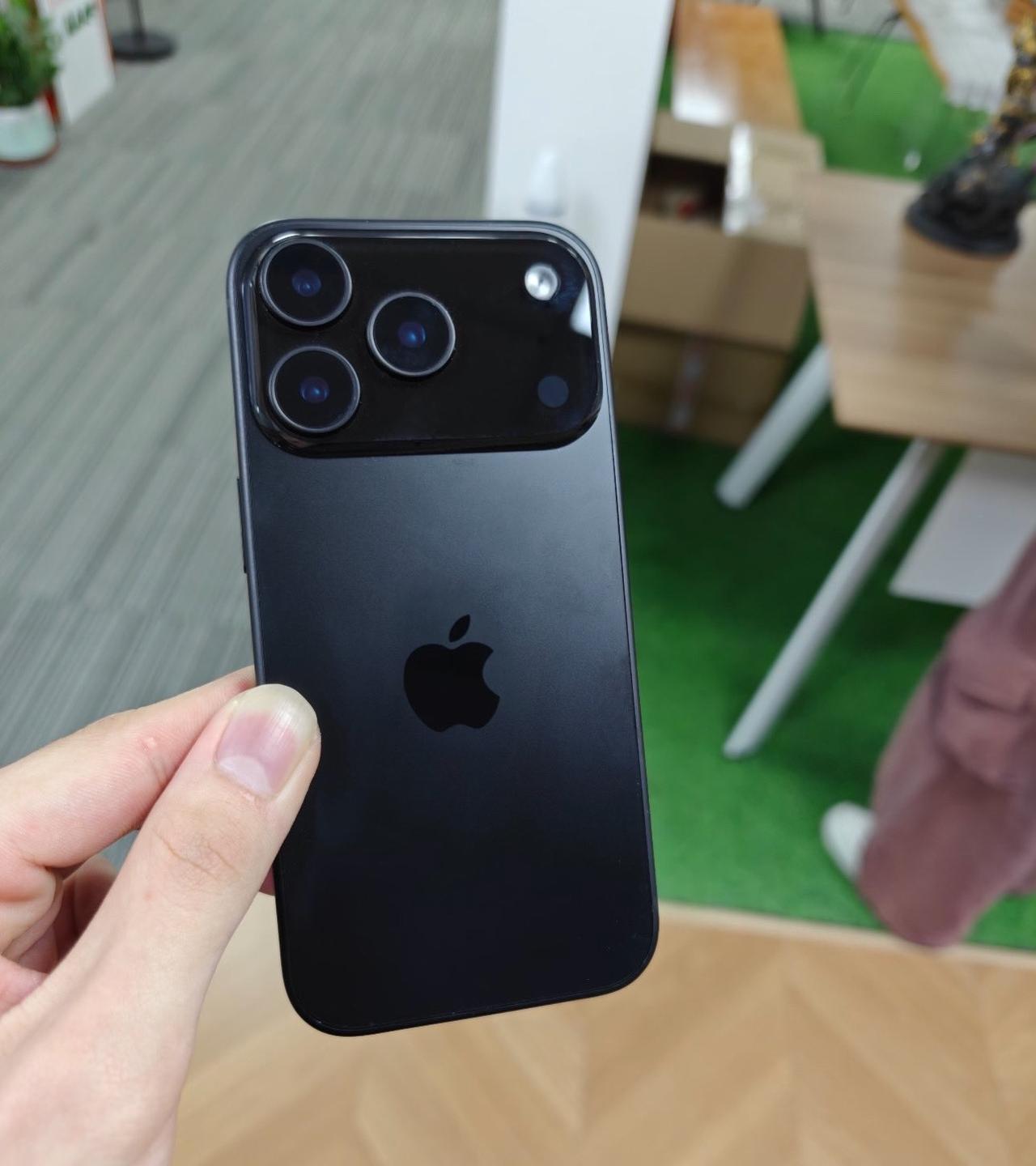 iPhone17Pro逼真机模曝光了，大概样式差不多也就这样子，真机质感可能还