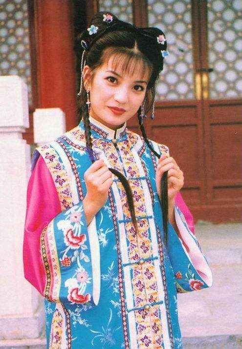 比如说赵薇虽然说她演的角色有很多,但在大众看来,她演的小燕子形象是