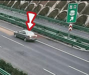 小轿车刚开始只是犯了一个小错误，在高速公路上走错路了，错过了一个路口，本可以将错