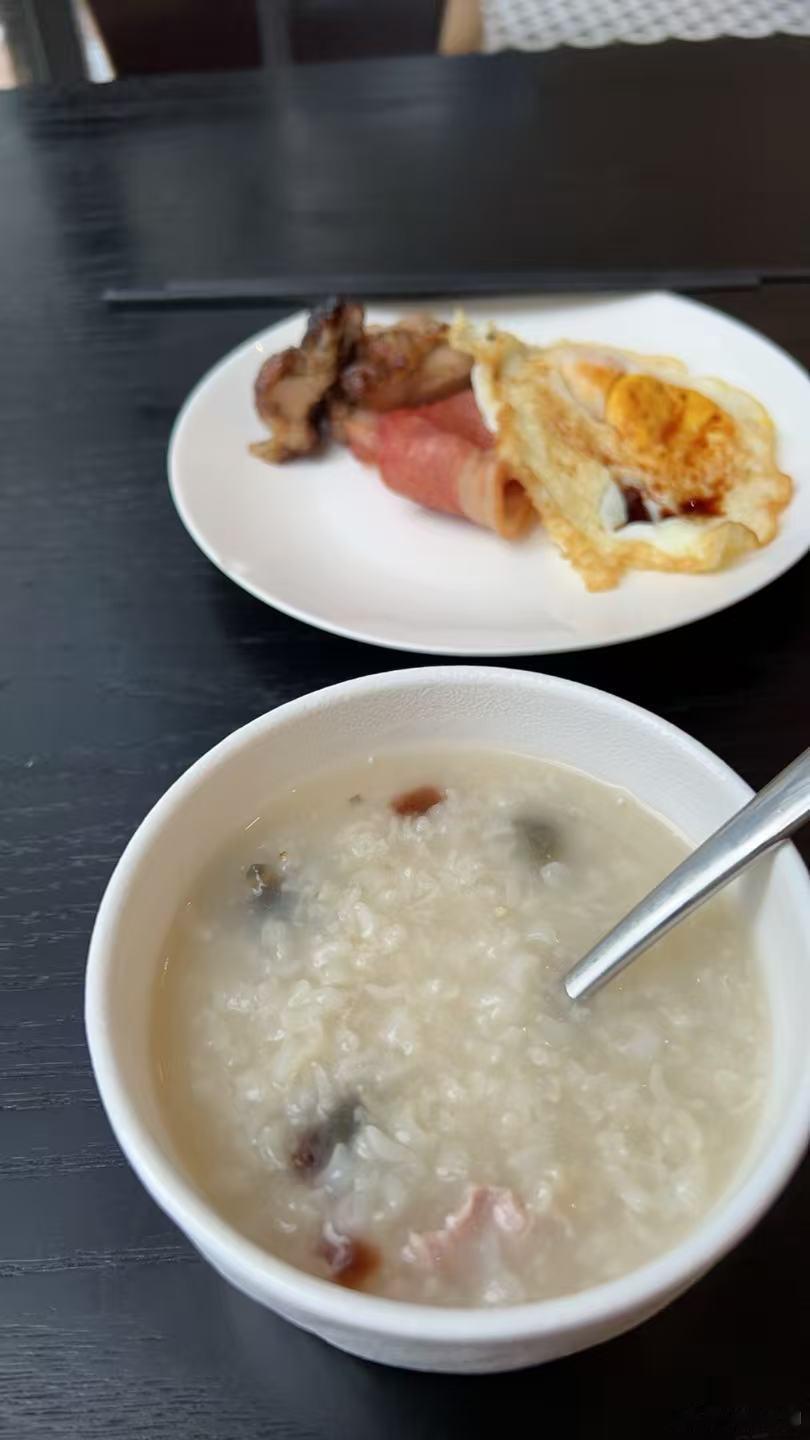 在酒店里，基本所有的酒店自助早餐都是这个标配了。培根，煎蛋，带皮煎鸡胸肉，皮蛋瘦