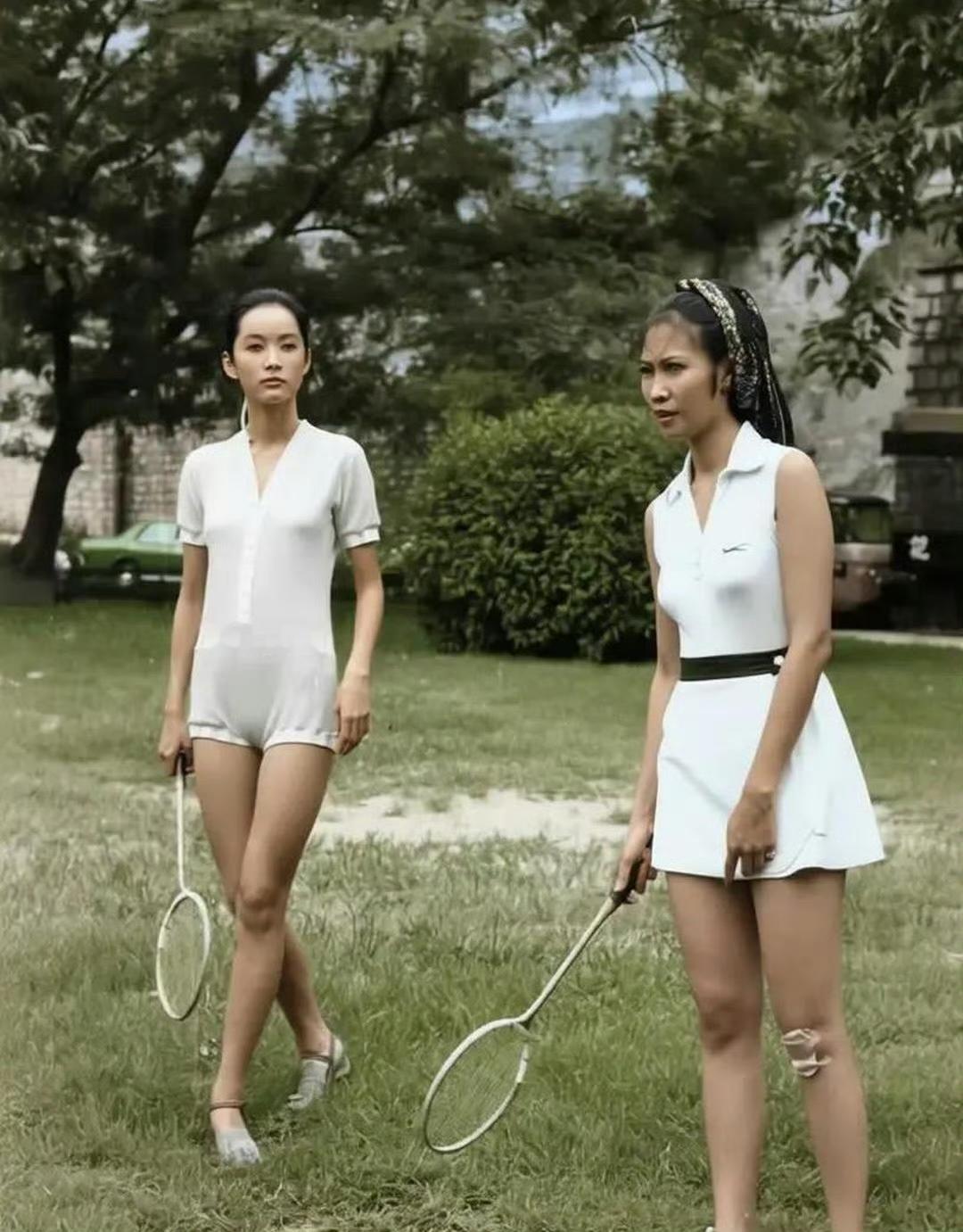 林青霞、萧芳芳年轻时期的合照，她们身上有一种经济上行期蓬勃生机的美。值得一提