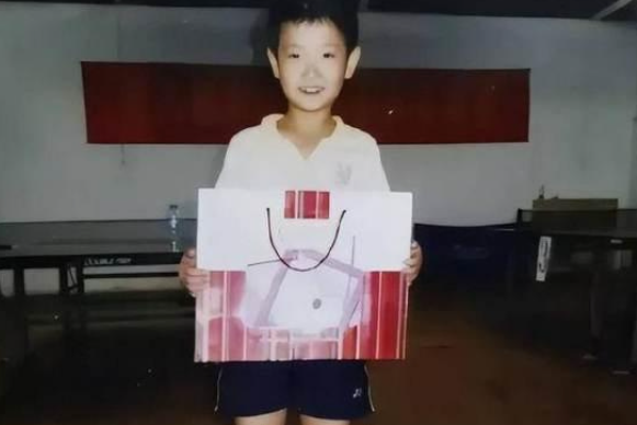 10年，基本上囊括了一名运动员最黄金的年龄。“十年啦！很精彩，保持热爱，未来