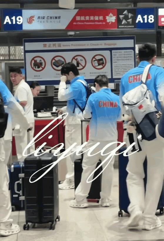 国乒出征亚运会那天，孙颖莎又老老实实跟在队伍后面，球迷一看就笑了：不愧是“迷糊莎