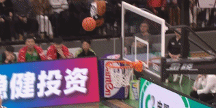 这个球不吹罚，央五直播看的清清楚楚克里斯拿到篮板，被莫兰德手打脸上，倒地后篮板