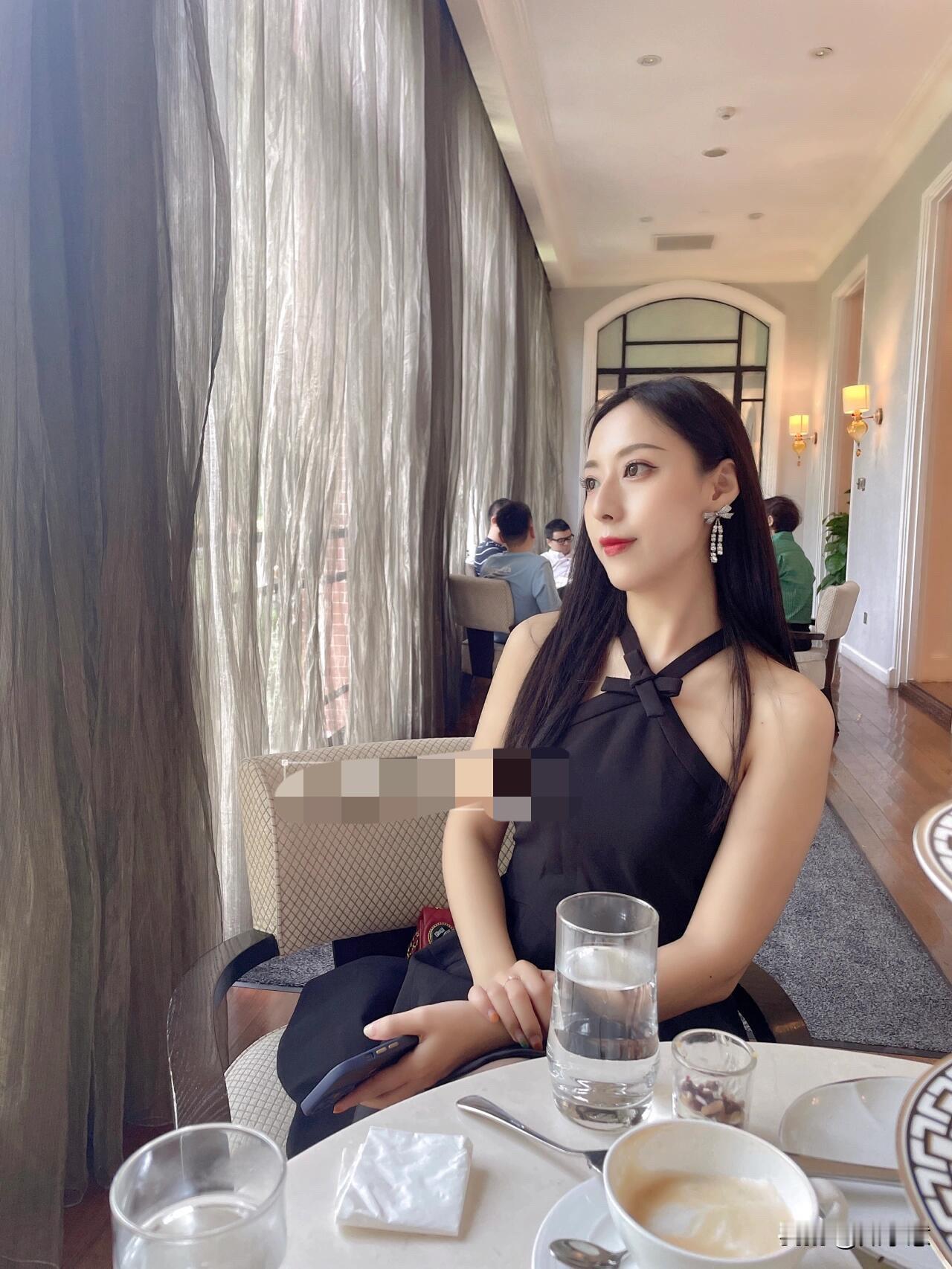 精致下午茶时光，三层点心塔，尽享甜蜜与美味！🍰🍵