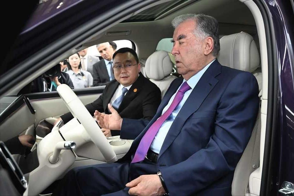 5月13日，塔吉克斯坦总统拉赫蒙参观了重庆赛力斯超级工厂。拉赫蒙亲自体验赛力