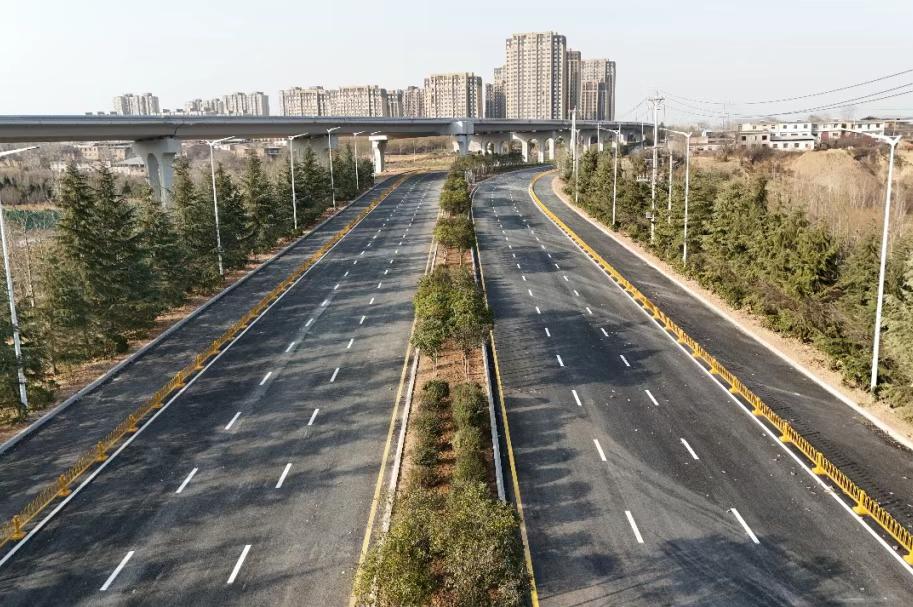 日前，西安市高陵区旅游大道改扩建“道路、排水、交安、绿化”4项子单位工程顺利通过