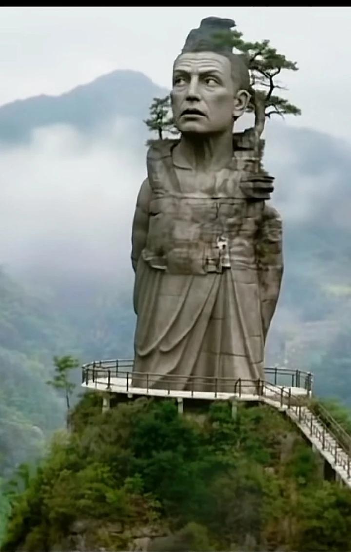 竟然有网友说他领低保都不敢吃肉不敢打牌。领低保吃肉还是没问题的，都什么年代了。