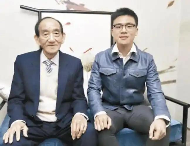 上个月，香港铺王邓成波的儿子邓耀生正式申请破产，800亿的家产传到第二代，不到5