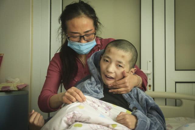 近日，一则令人震惊的新闻引发广泛关注：一位老人因腹泻离世，而其儿子在睡在老人曾经