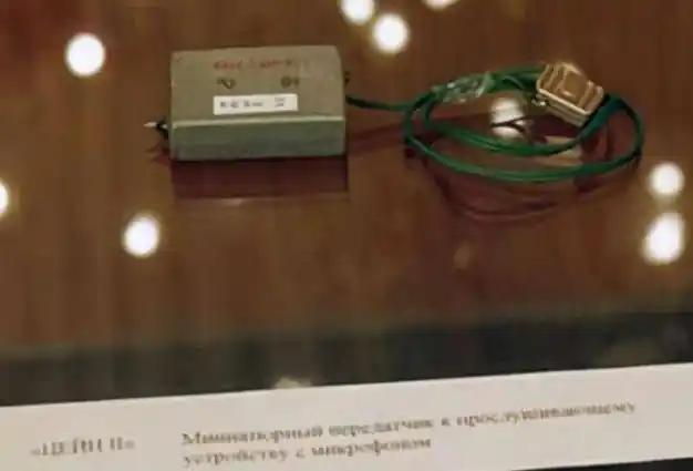 美国和澳大利亚合伙在中国大使馆的混凝土里装了三百多个窃听器。然后美国用这些窃听器
