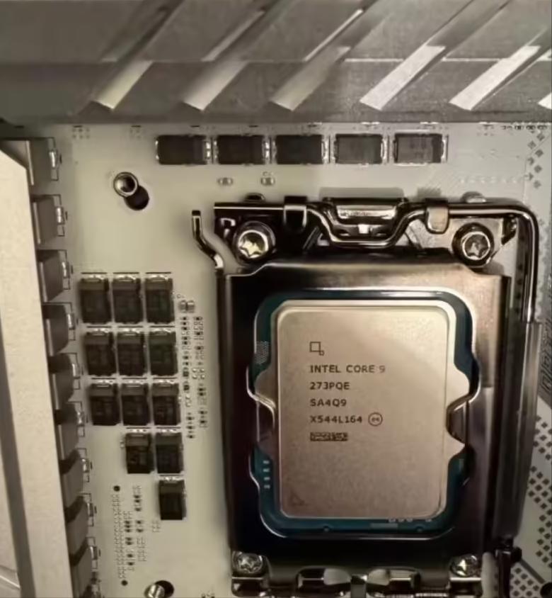 英特尔纯血大核怪兽突然现身，参数直接封神🔥LGA1700主板惊现神秘U