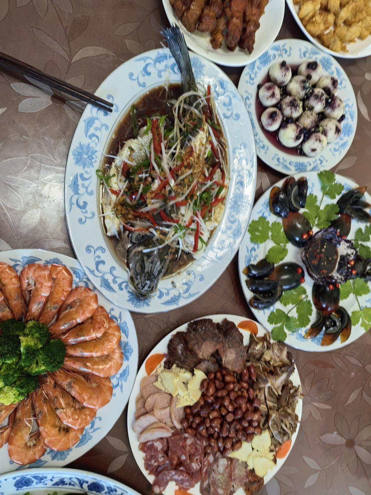 开饭了！今年的年夜饭，一大早就开始准备了，足足忙活了年夜饭家常菜年夜饭全家