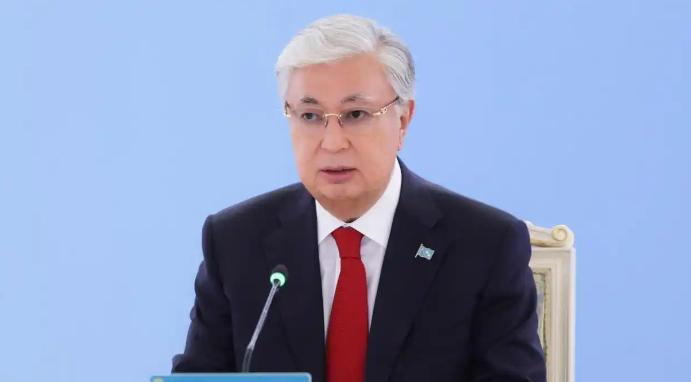 世界真不太平，就连身处中亚的哈萨克斯坦也开始害怕了！当地时间5月7日，哈萨克