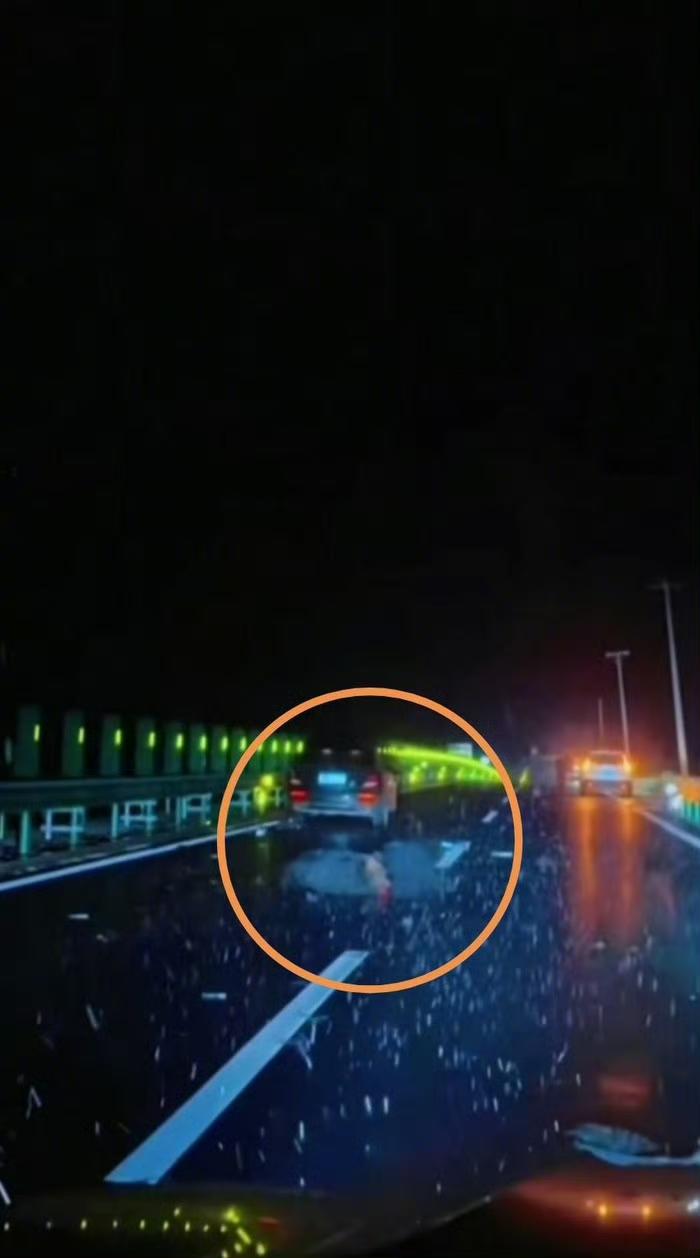 吉林女子驾车不慎撞死一头熊。11月1日，有网友反映，在吉林白山市松江河前往二道白