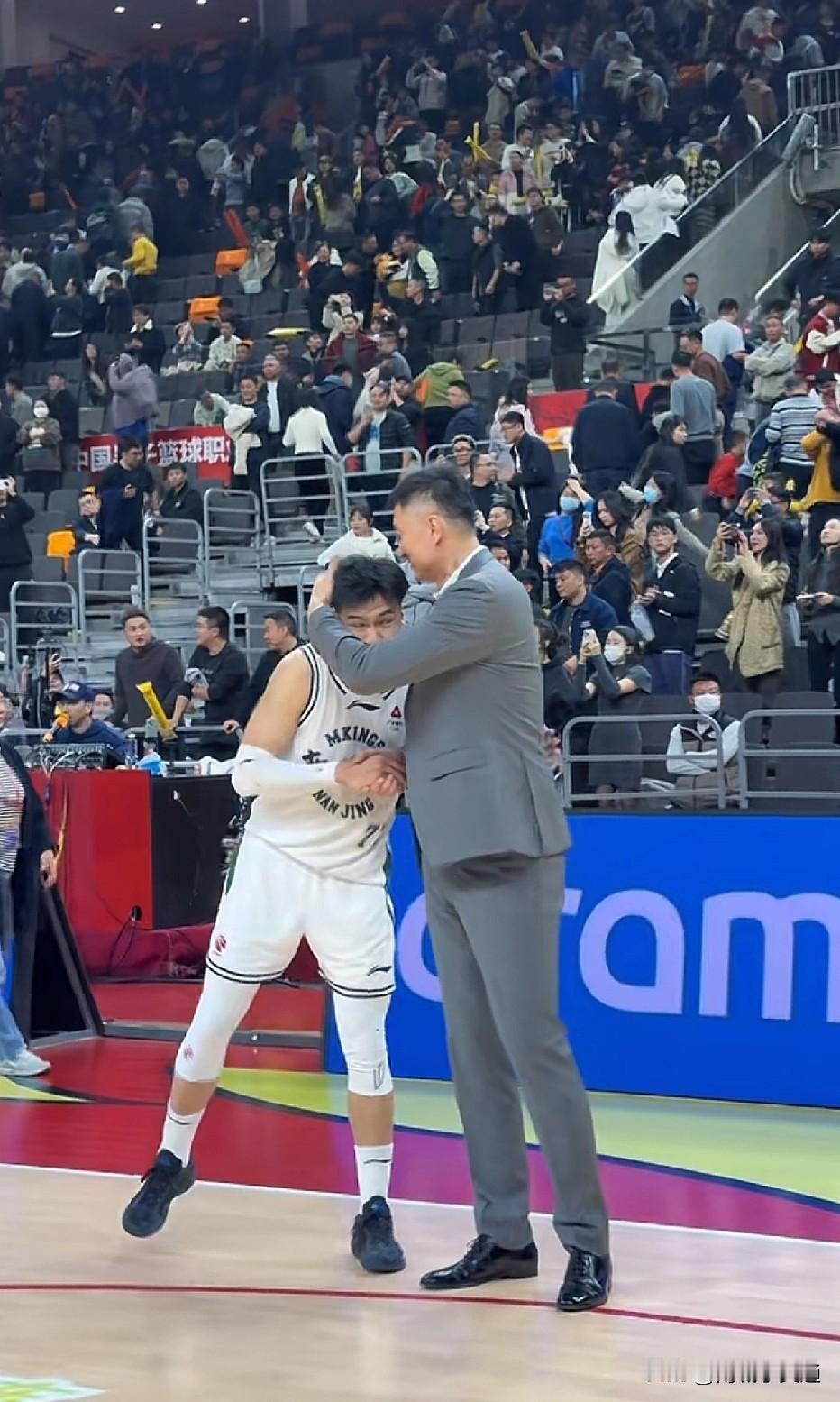 说广东男篮是最有人情味的俱乐部不为过吧？看看黄荣奇随南京同曦队回广东男篮打比赛，