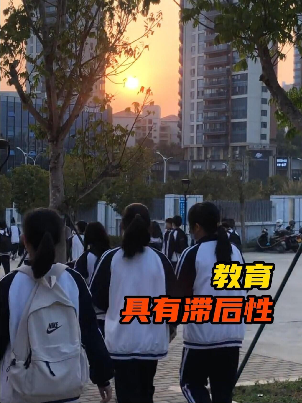 韦东奕形象被神化，原因挺多。他数学天赋极高，是优秀的青年数学家，国际奥数赛连拿满