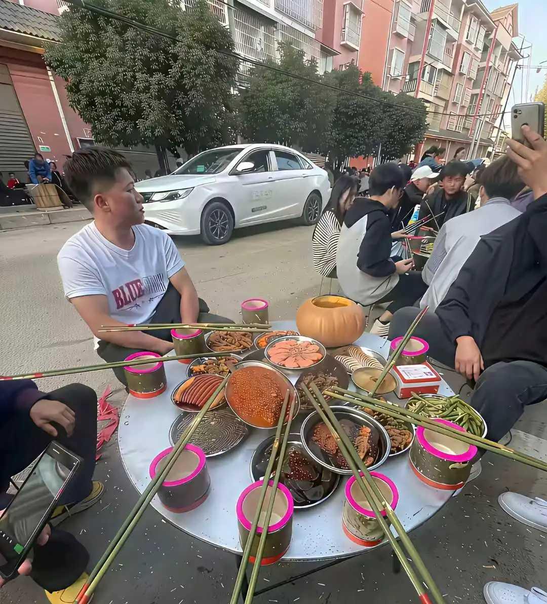 坐半小时了，这怎么吃？