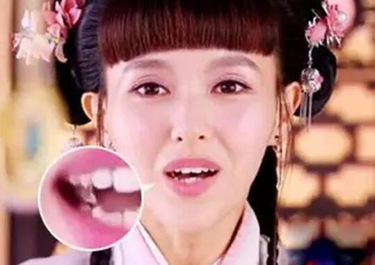 许多人都已经忘了么？曾经的唐嫣很喜欢在演戏的时候嚼口香糖的。与邱泽演的《爱情