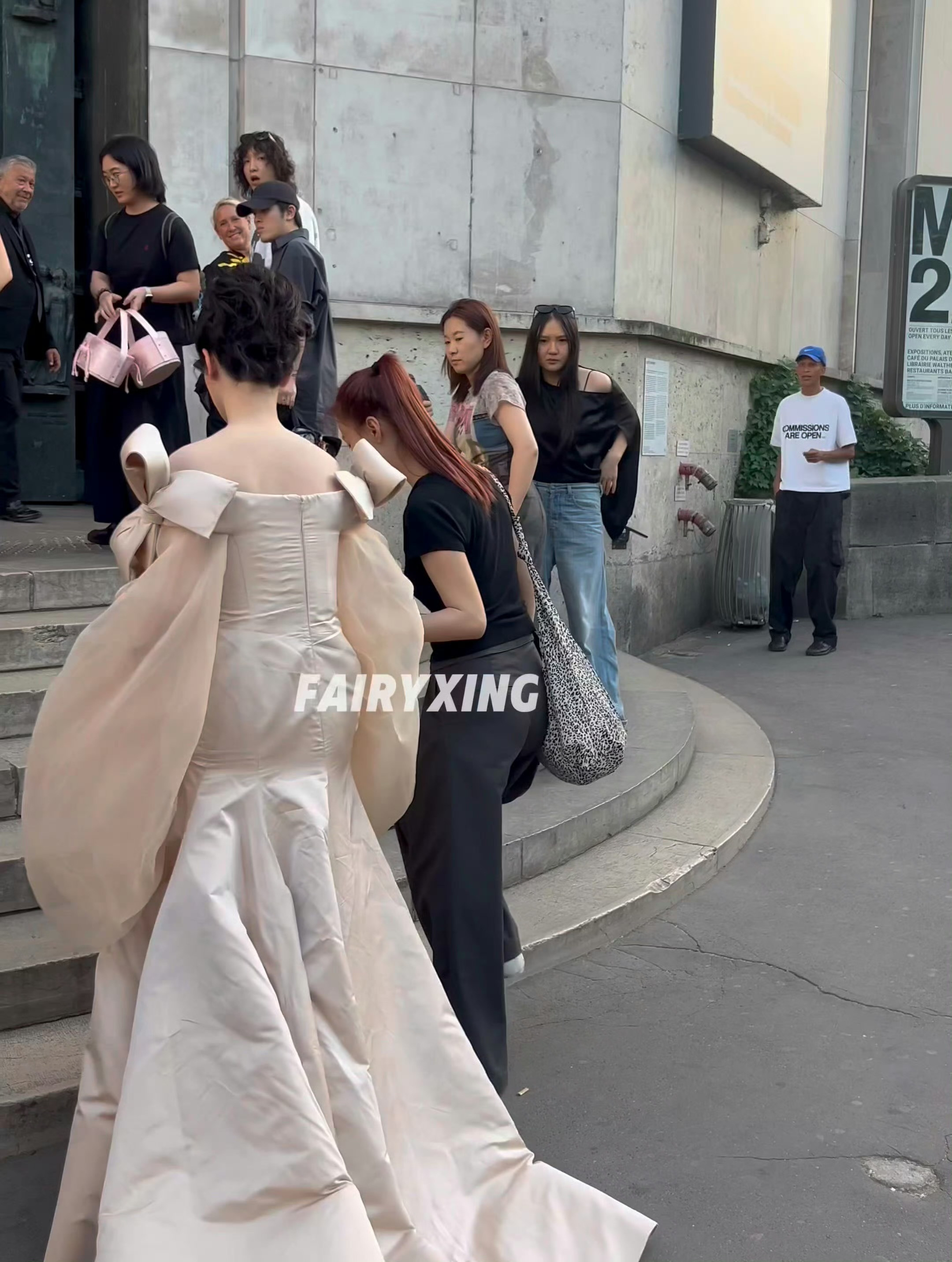 杨紫美人就是要配高珠杨紫随便一拍都是状态绝美完美印证美人配高珠！杨紫身着蝴蝶结泡