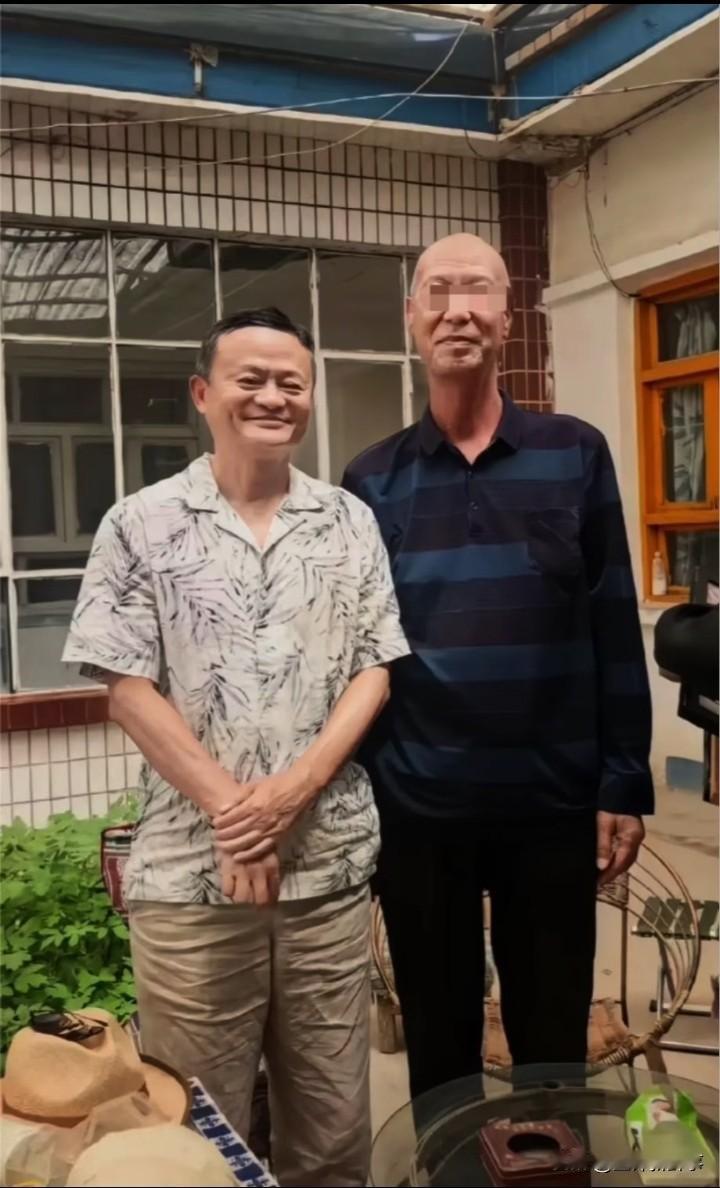马云裤子上的褶子咋这么多啊……马云最近出现在甘肃，和村民合影。关注点居然在裤