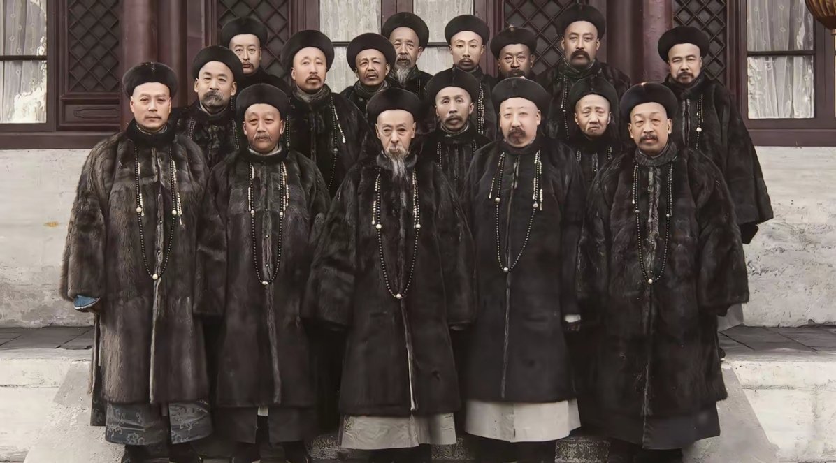 也许你看不上这些肥肠满肚，胡子拉碴，相貌无奇的老人。殊不知，他们的位置是几百年来