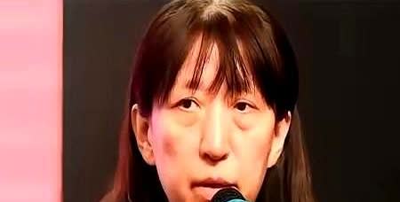 法国女排3-1掀翻中国女排那天，赖亚文原本坐在看台上记笔记，笔突然停了——她赛前