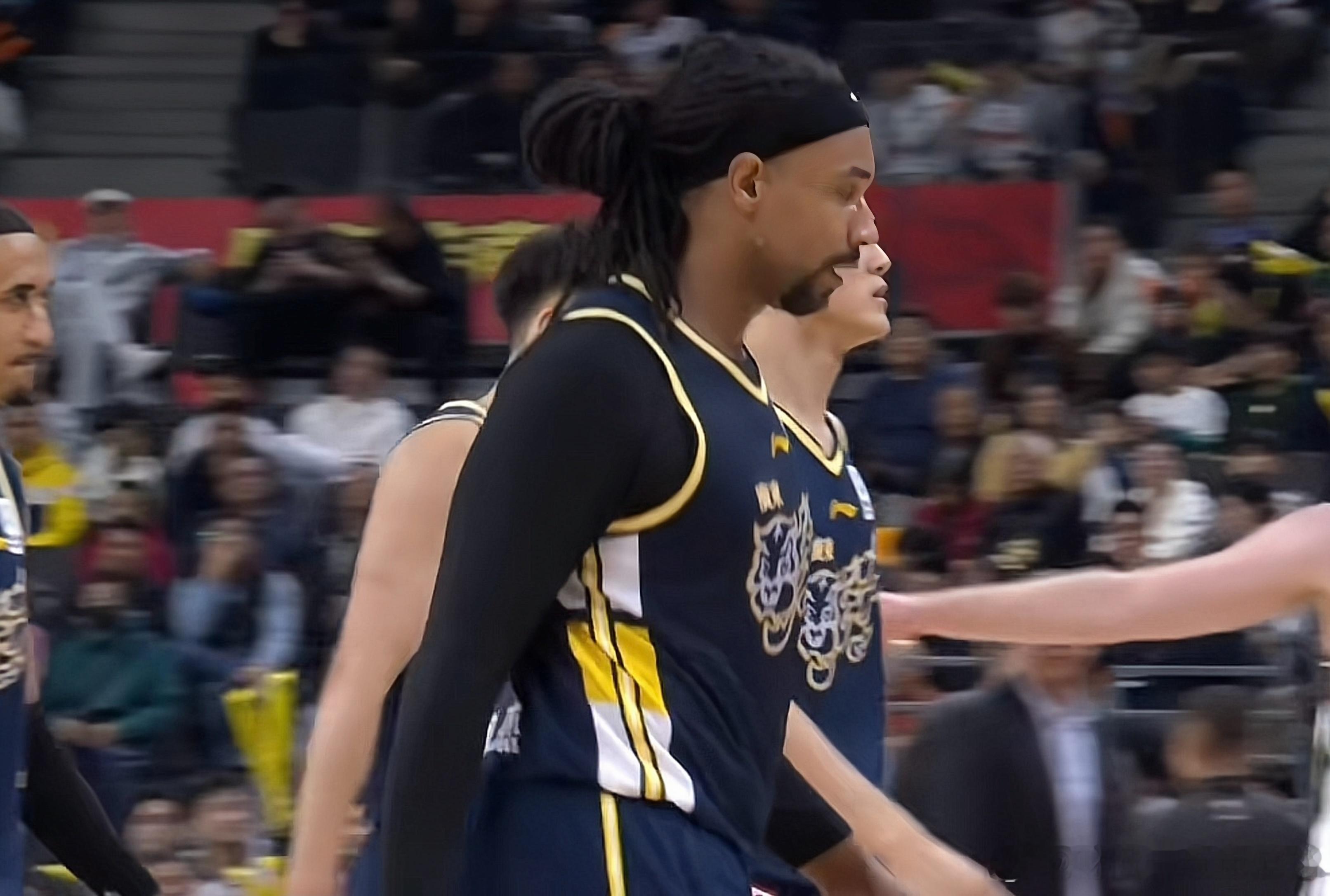 恭喜广东宏远男篮大外援萨林杰入选CBA新赛季常规赛第一轮最佳阵容！昨晚广东男篮对