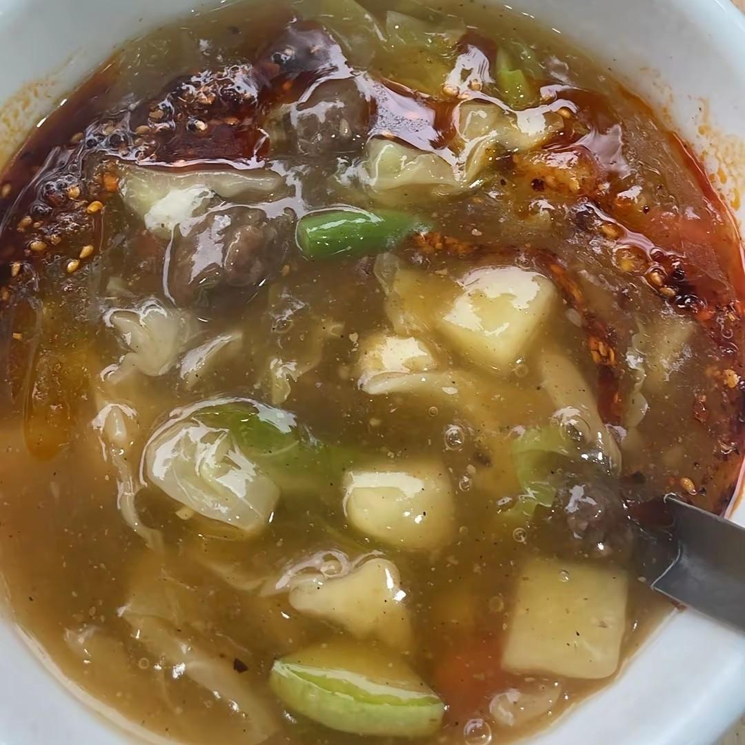 开车几百里去西安，终于排队吃上了传说中的西安胡辣汤和朋友一起开车去西安，终于喝
