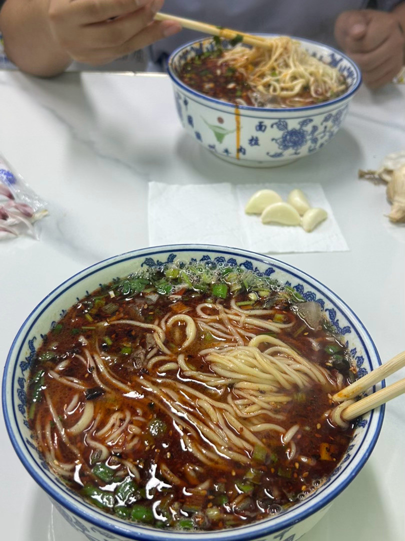 一对爱吃牛肉面的小夫妻 ​​​