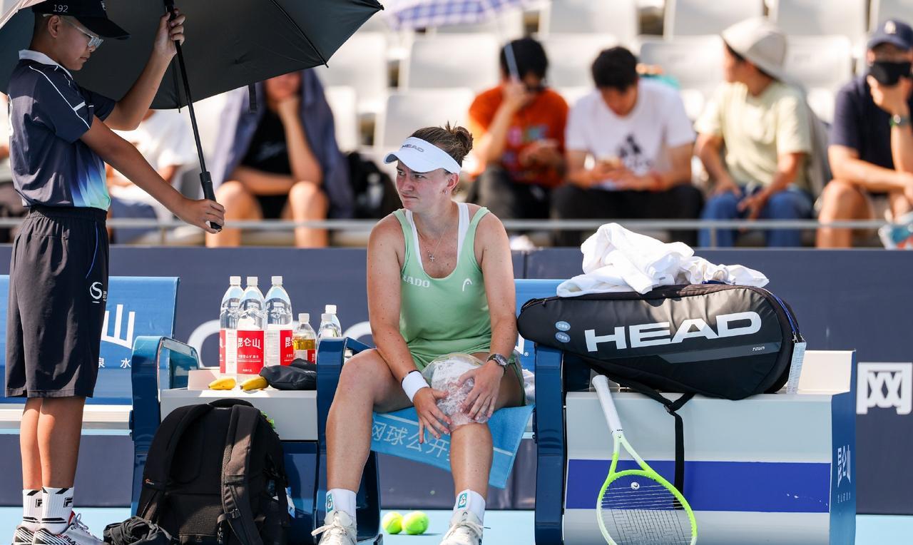 真不知道该怎么评……刚刚结束的一场利摩日125赛女单首轮比赛，3号种子克雷吉茨