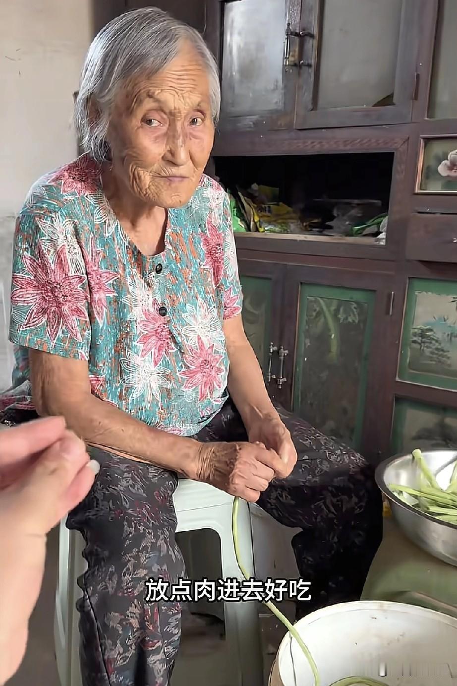 我可太佩服成成了！一个穿白大褂的外行，把80岁姥姥培养成千万粉丝大网红，现在